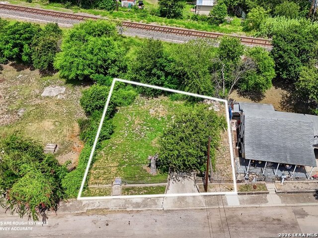 1201 S Comal Property Photo 7
