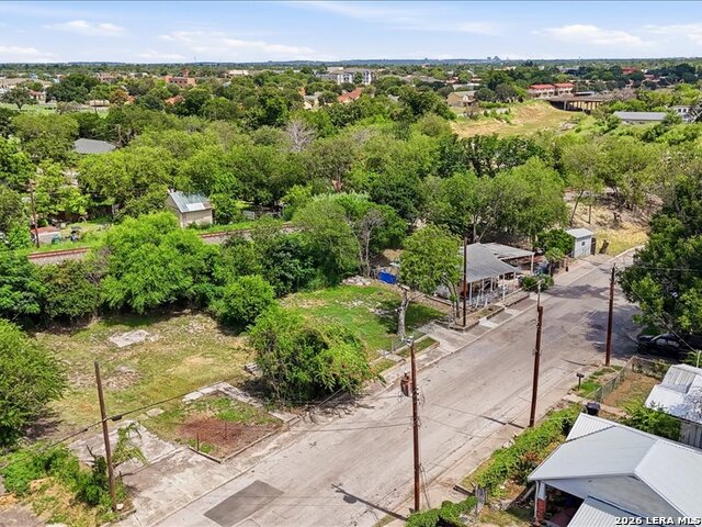 1201 S Comal Property Photo 13