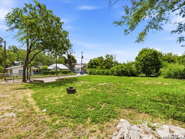 1201 S Comal Property Photo 31