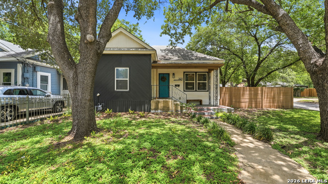 321 E Mistletoe Property Photo 1