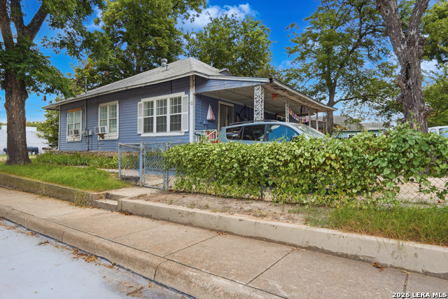 3201 S Flores St Property Photo 4