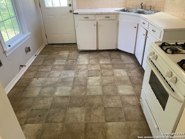 450 Overhill Dr Property Photo 5