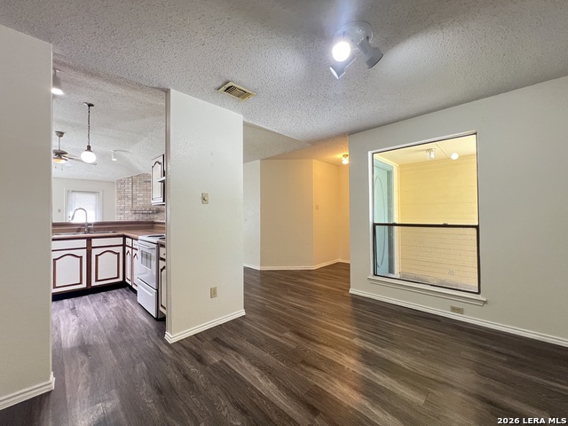 6530 Forest Vlg Property Photo 7