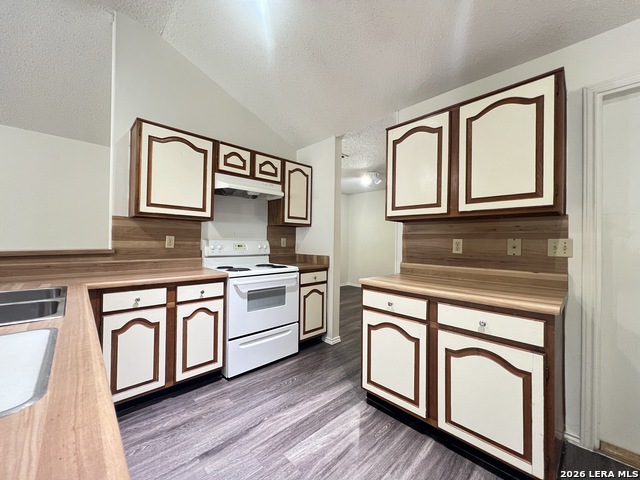 6530 Forest Vlg Property Photo 12