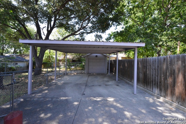 423 W Huisache Property Photo 15