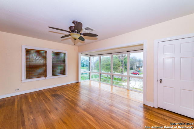 2218 W Mistletoe Ave Property Photo 4