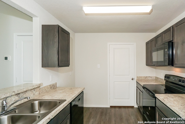 10710 Apple Pie Property Photo 3