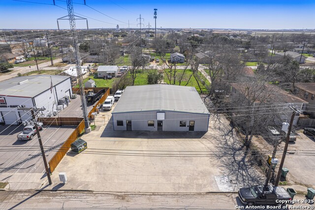 318 W BYRD BLVD Property Photo 1