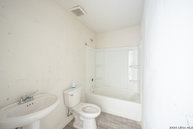 1007 Yucca St Property Photo 9