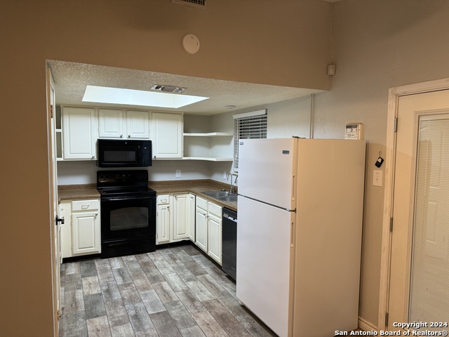 13939 S Village Dr Property Photo 8