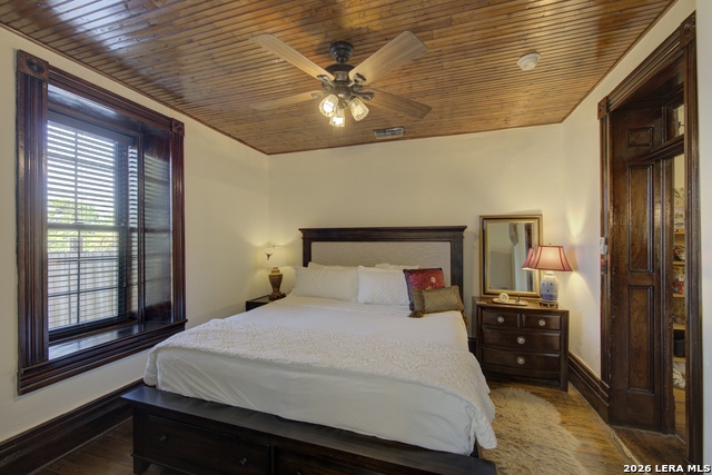 405 W Avenue E Property Photo 9