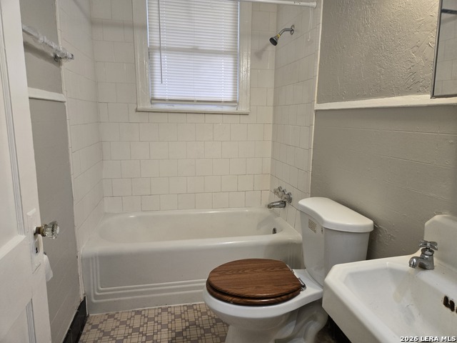 2236 N Interstate 35 Property Photo 8