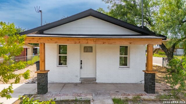 1099 N Comal Property Photo 1
