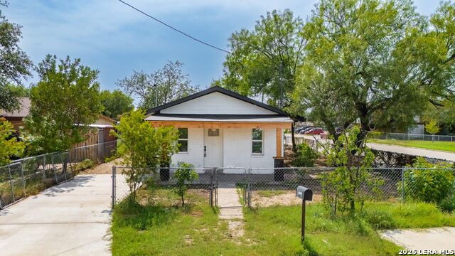 1099 N Comal Property Photo 2