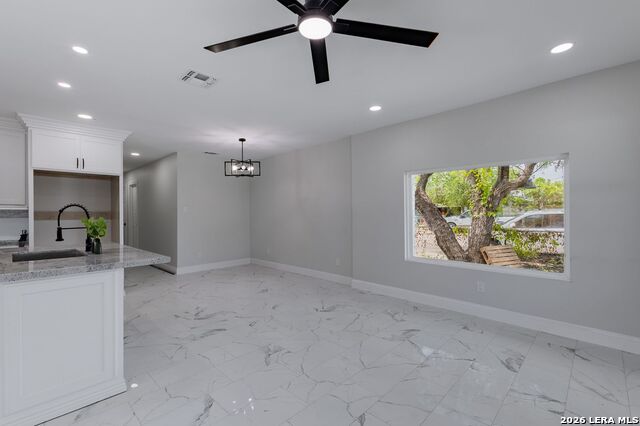 1099 N Comal Property Photo 4