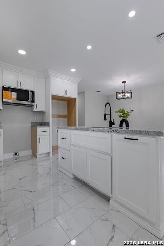1099 N Comal Property Photo 8
