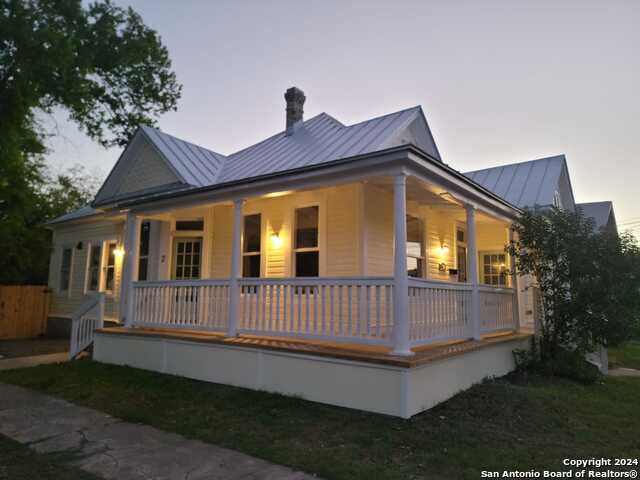 732 LAMAR ST Property Photo 1
