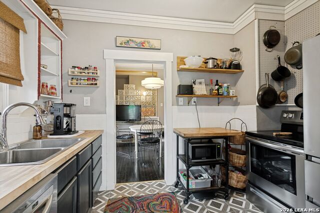 200 Queen Anne Ct Property Photo 5