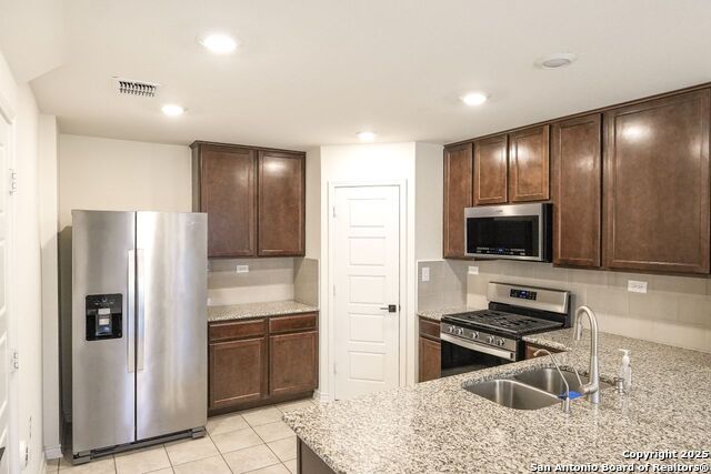 5527 Castle Brook Dr Property Photo 5