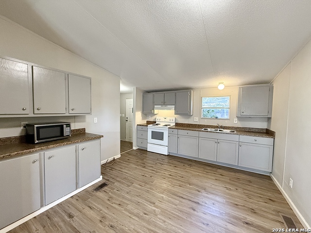 319 E Zipp Rd Property Photo 4