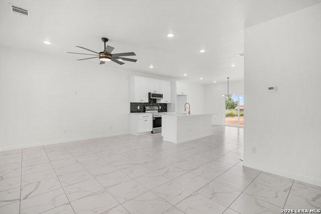 15242 Oak St Property Photo 5