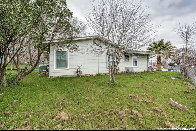 2219 Westmoor St Property Photo 6