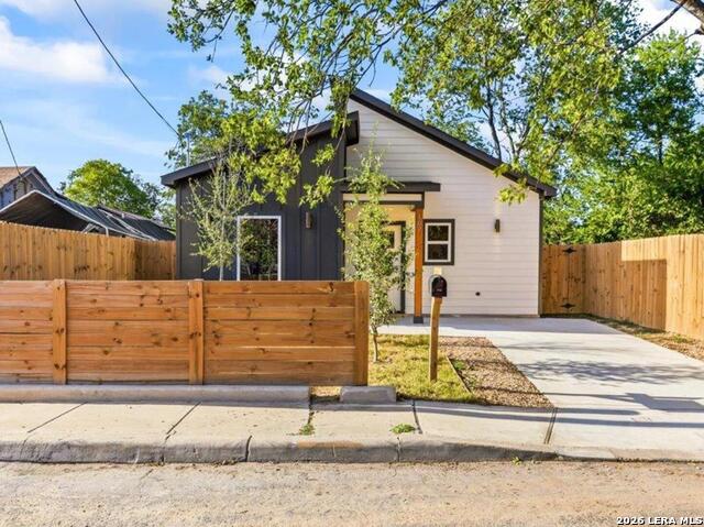 107 Calles St Property Photo 1