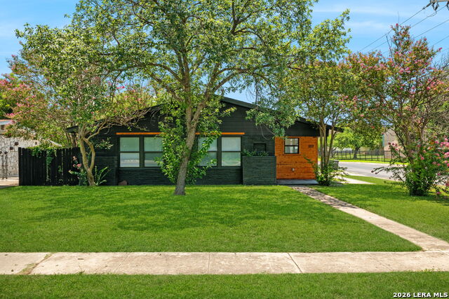 202 Lanark Dr Property Photo 1