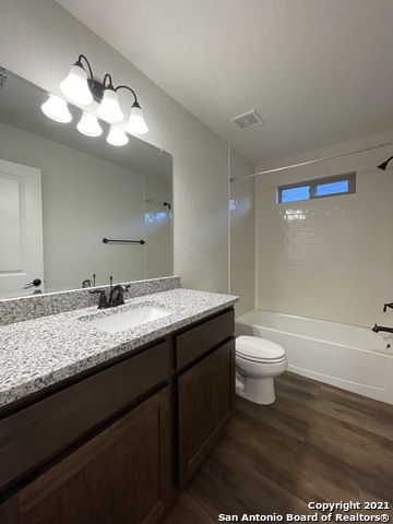 2207 Lynwood Bnd Property Photo 18