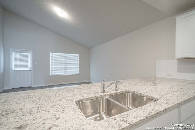 909 Rolling River Property Photo 33