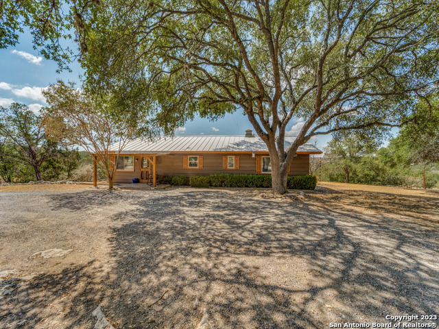 1660 Mciver Property Photo 4