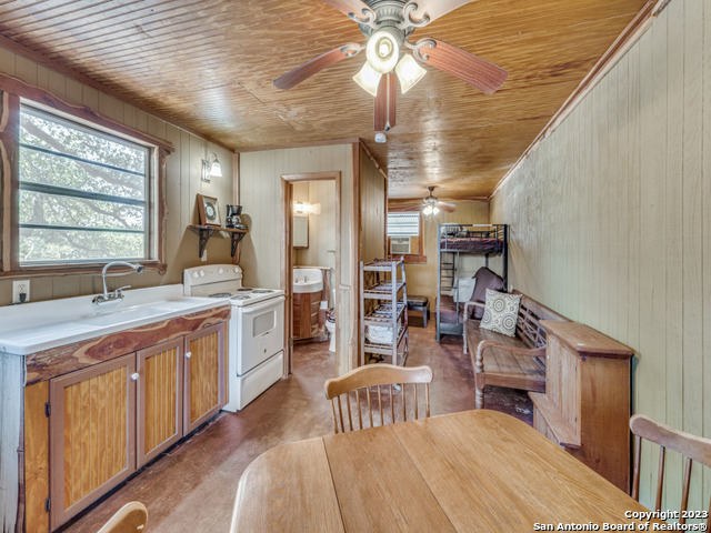 1660 Mciver Property Photo 18