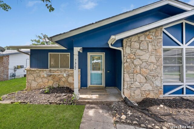 7422 Stonehouse Dr Property Photo 3