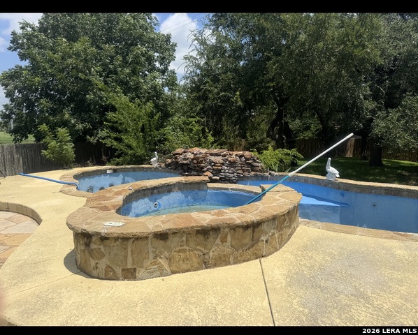 713 Fall Creek Dr Property Photo 28