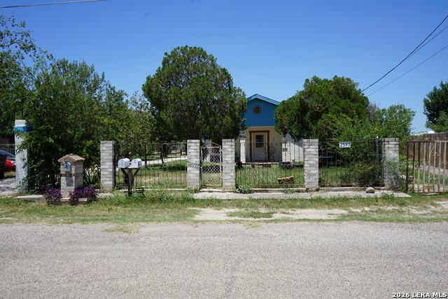 2593 Eidson Rd Property Photo 2