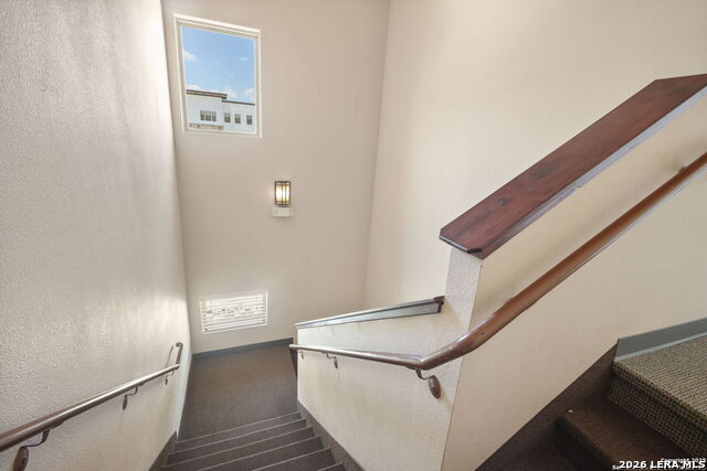 2 Spurs Ln Property Photo 13