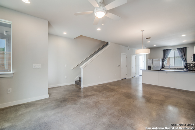 330 Clay St Property Photo 3