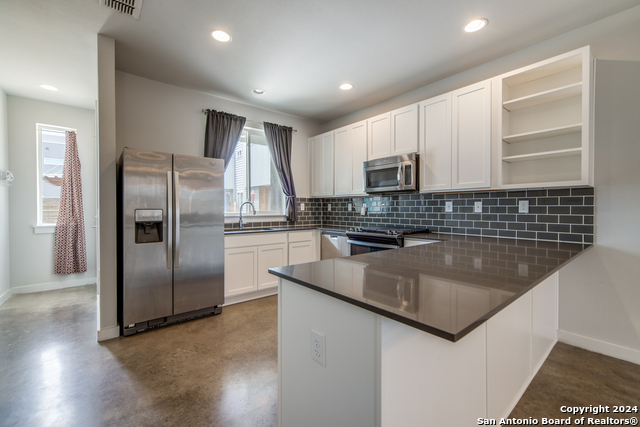 330 Clay St Property Photo 5