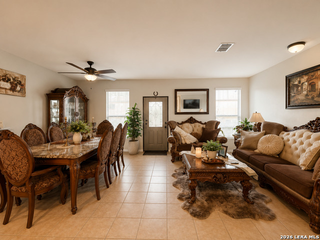 610 Trinity Mdw Property Photo 6