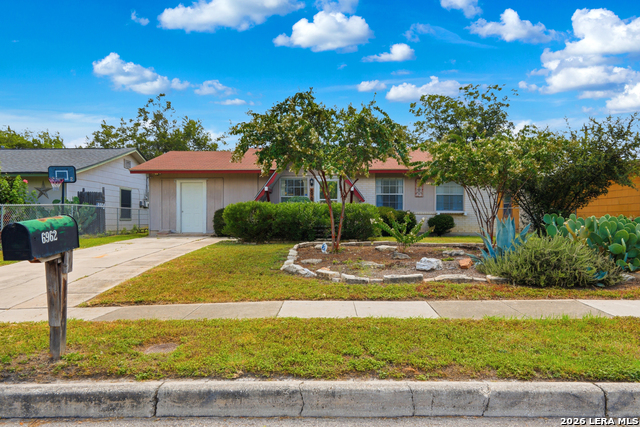 6962 Apple Valley Dr Property Photo 1