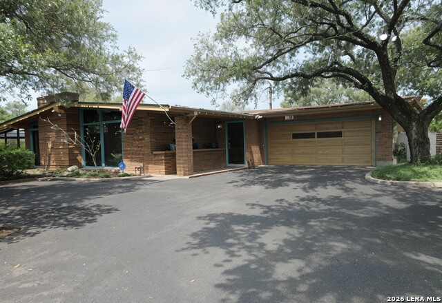 2415 Hillcrest Dr Property Photo 1