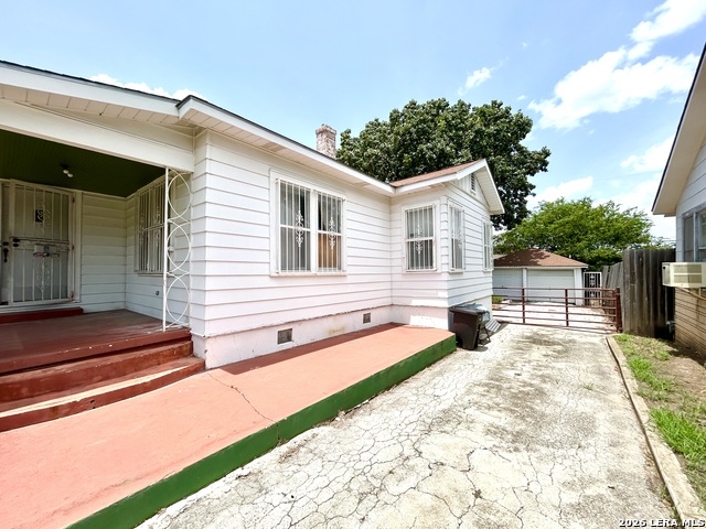 1627 Schley Ave Property Photo 3