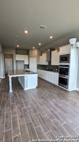 530 Singing Crk Property Photo 3
