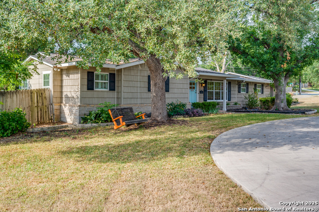 100 Seford Dr Property Photo 2