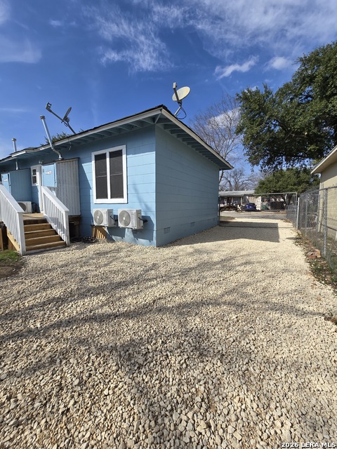 1124 Fenfield Property Photo 3