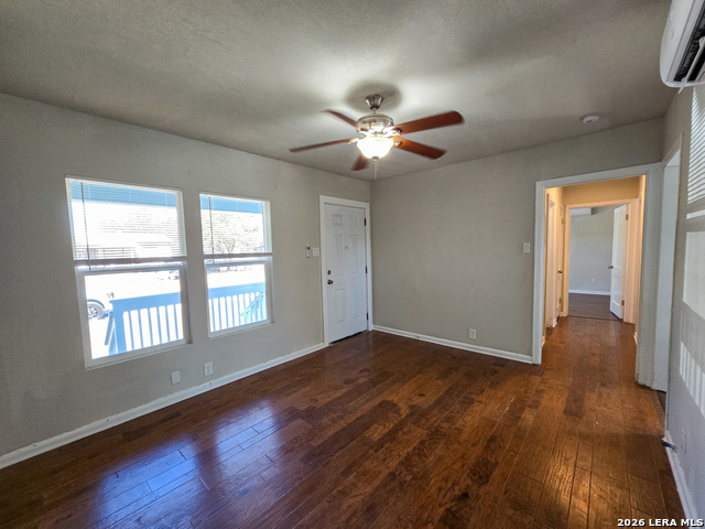 1124 Fenfield Property Photo 4