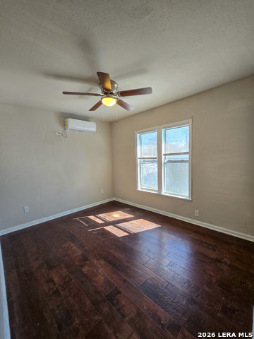 1124 Fenfield Property Photo 6