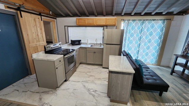 560 Mountain Dr Property Photo 11
