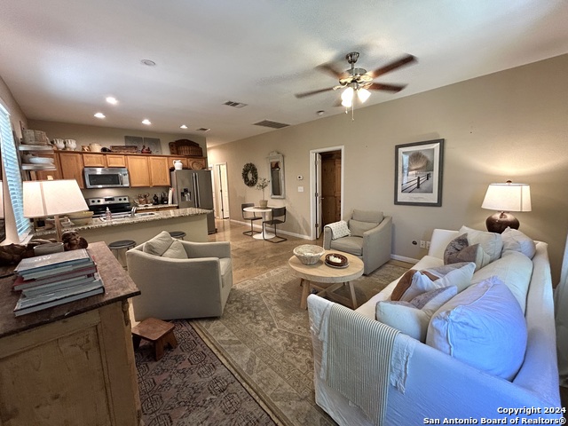 619 Lindheimer St Property Photo 7