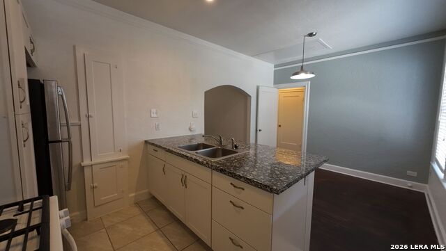 703 W French Pl Property Photo 5